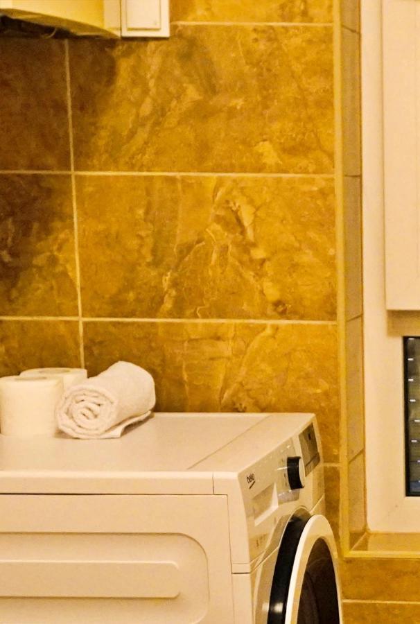 City Center Grand Apartment - Three-Bedroom, Free Parking Sarajevo Exteriör bild