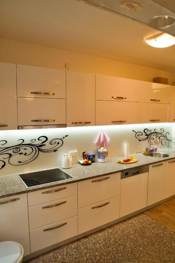 City Center Grand Apartment - Three-Bedroom, Free Parking Sarajevo Exteriör bild