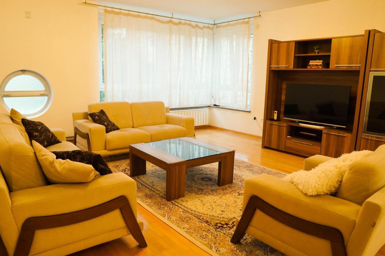 City Center Grand Apartment - Three-Bedroom, Free Parking Sarajevo Exteriör bild