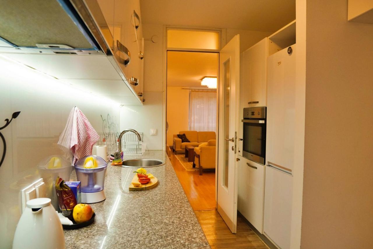 City Center Grand Apartment - Three-Bedroom, Free Parking Sarajevo Exteriör bild