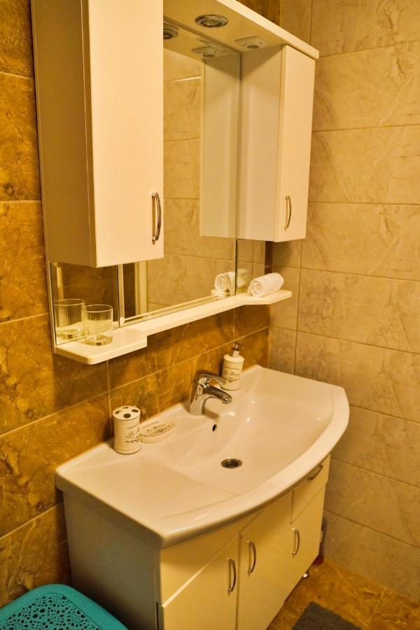 City Center Grand Apartment - Three-Bedroom, Free Parking Sarajevo Exteriör bild