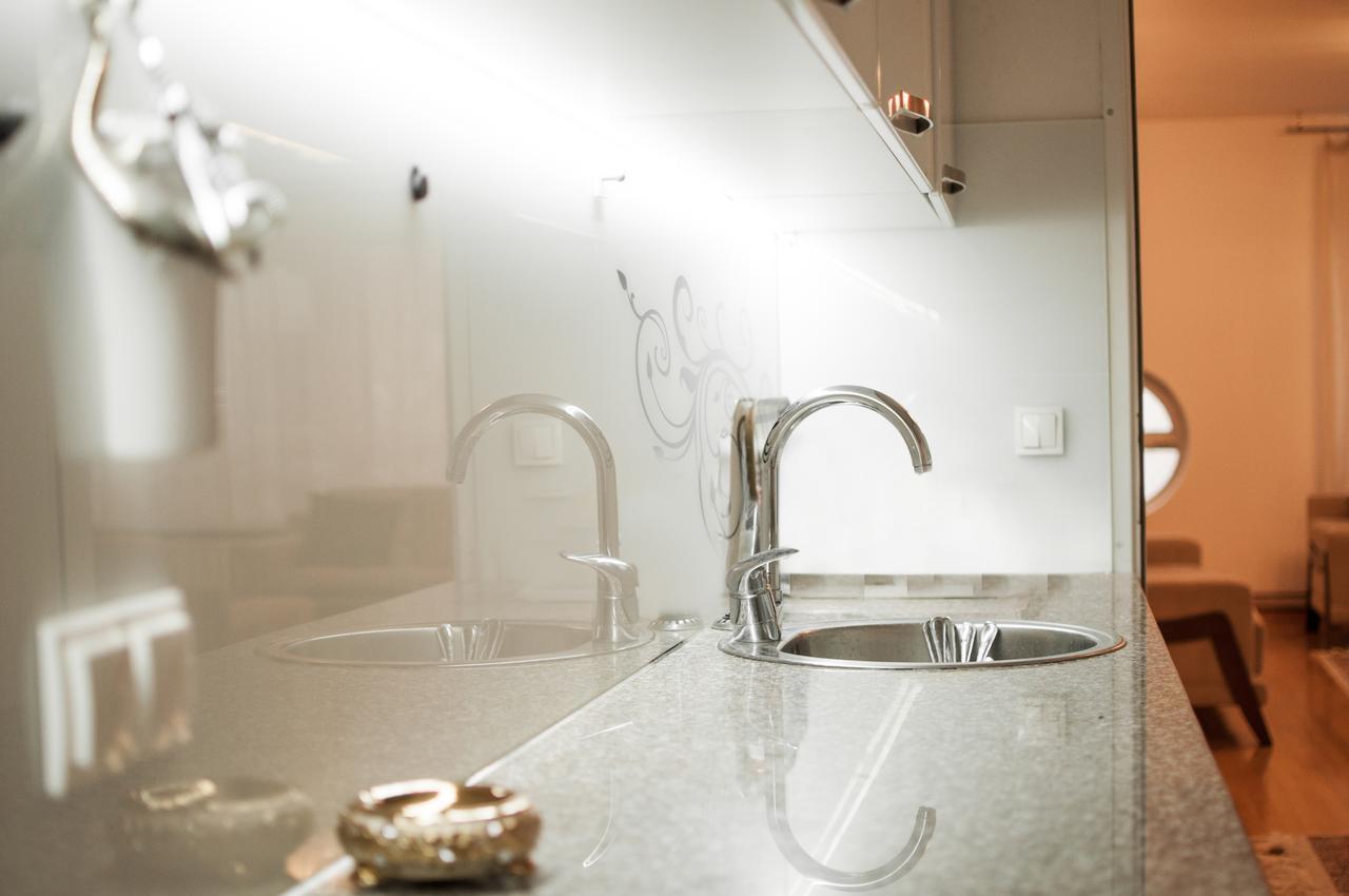 City Center Grand Apartment - Three-Bedroom, Free Parking Sarajevo Exteriör bild